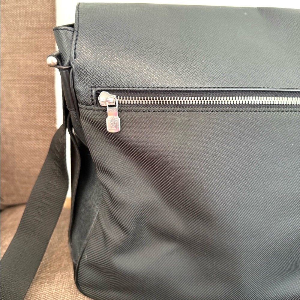 Authentic Louis Vuitton Viktor Messenger Bag M30142 black arsoise unisex - Picture 10 of 16